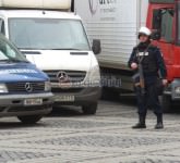 video foto transport păzit cu mitraliere în piața mare la muzeul brukenthal