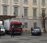 video foto transport păzit cu mitraliere în piața mare la muzeul brukenthal