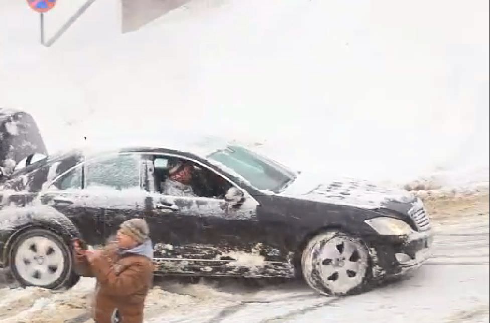 video inedit uite cum a scos acest tânăr mercedesul din zăpadă la păltiniș