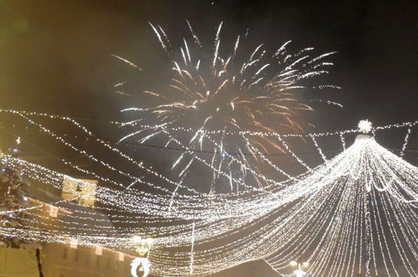 video mii de sibieni în piața mare de revelion 2015. primarul astrid fodor a fost acolo!