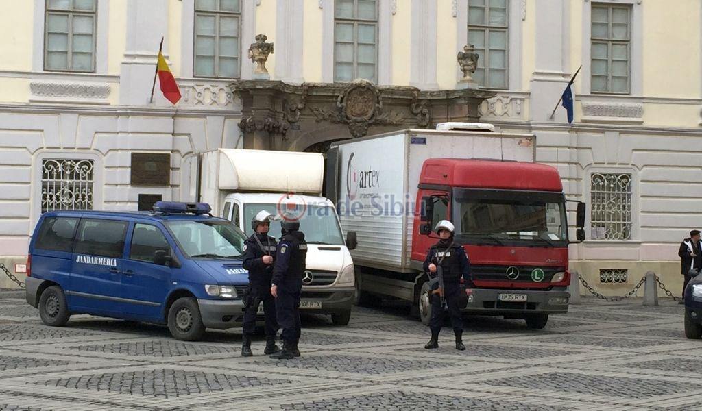 video foto transport păzit cu mitraliere în piața mare la muzeul brukenthal