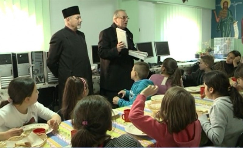 copiii din centrele de zi ale parohiilor, ajutaţi de arhiepiscopia sibiului. iată ce au primit!