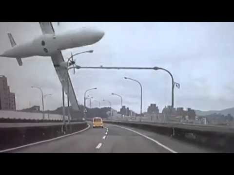 video socant: prabusirea unui avion filmata de o camera de trafic