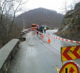 foto drumul săliște – jina a luat-o la vale. traficul a fost închis între rod și tilișca