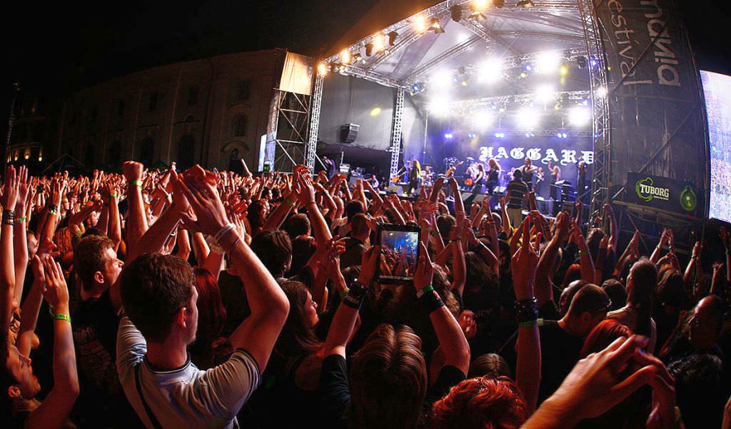 weekend plin de evenimente la sibiu - petrecere la backyard și muzică rock în piața mare