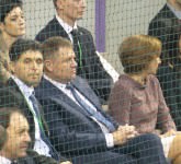 Klaus Iohannis și Carmen la Cupa Davis. Au stat în lojă cu finul Vecerdea și au adus noroc României! (VIDEO FOTO)