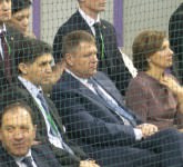 Klaus Iohannis și Carmen la Cupa Davis. Au stat în lojă cu finul Vecerdea și au adus noroc României! (VIDEO FOTO)