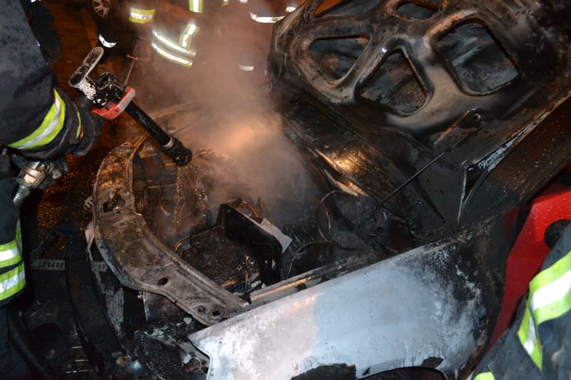 foto - maşini incendiate pe strada ştefleşti!