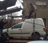 video foto băieții de la ridicări auto au rupt un stâlp și au avariat alte 3 vehicule. imagini uluitoare!