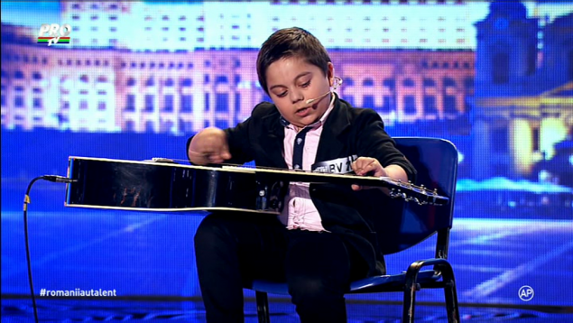 video un copil din sibiu a făcut să plângă juriul de la românii au talent! ce zici de el?