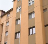 video - foto sibian rănit de o țiglă zburată de pe un bloc. a aterizat direct la el în apartament!