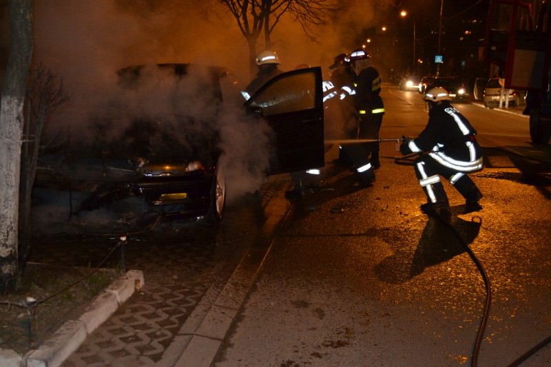 trei mașini au izbucnit în flăcări la mârșa - intervin pompierii