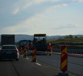 foto fisuri acoperite cu un strat nou de asfalt pe autostrada sibiu – orăștie