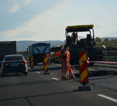 foto fisuri acoperite cu un strat nou de asfalt pe autostrada sibiu – orăștie