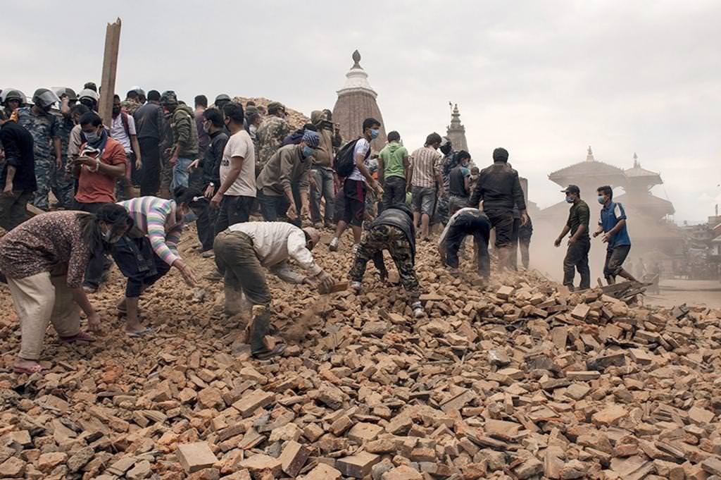 cutremurul din nepal - peste 3800 de morți și comunicațiile la pământ