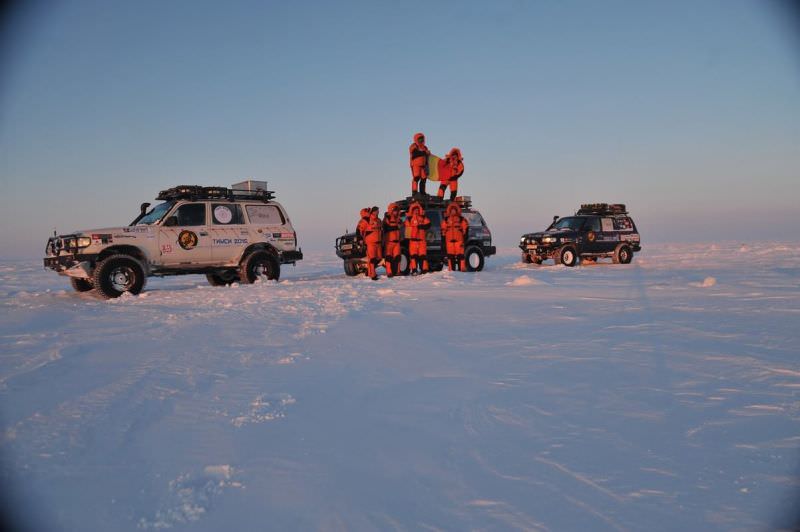 foto aventura unui sibian la cercul polar. a înfipt tricolorul in nordul siberiei!