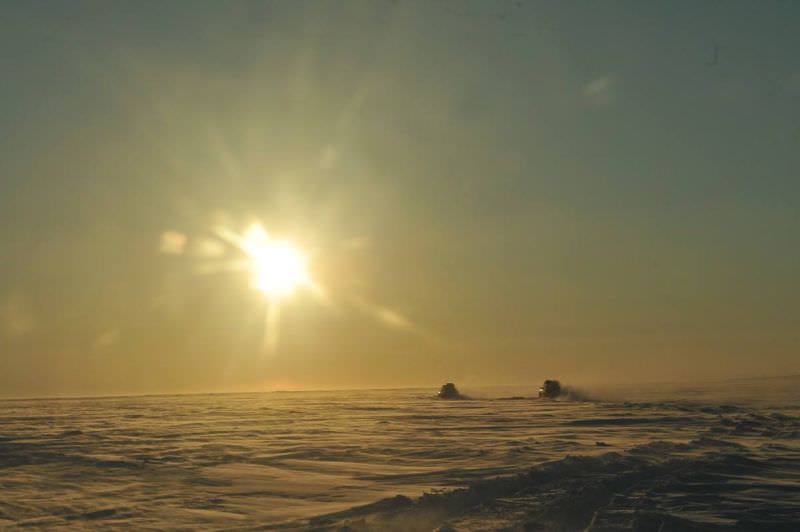 foto aventura unui sibian la cercul polar. a înfipt tricolorul in nordul siberiei!