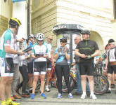 principele nicolae a ajuns pe bicicletă la sibiu. a fost primit chiar de primarul astrid fodor (foto)