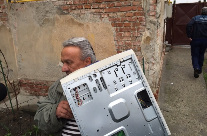 foto video un pui de urs s-a plimbat ore întregi liber prin sibiu. vezi aici întreaga operațiune de capturare