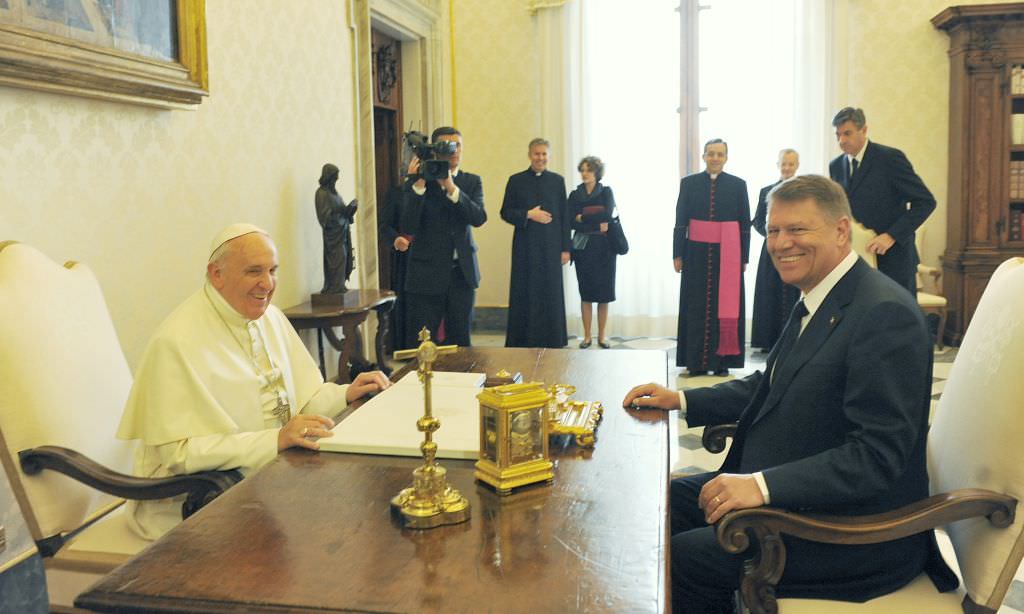 FOTO – Iohannis i-a dăruit Papei la Vatican o gravură ce reprezintă Sibiul și o monedă de aur