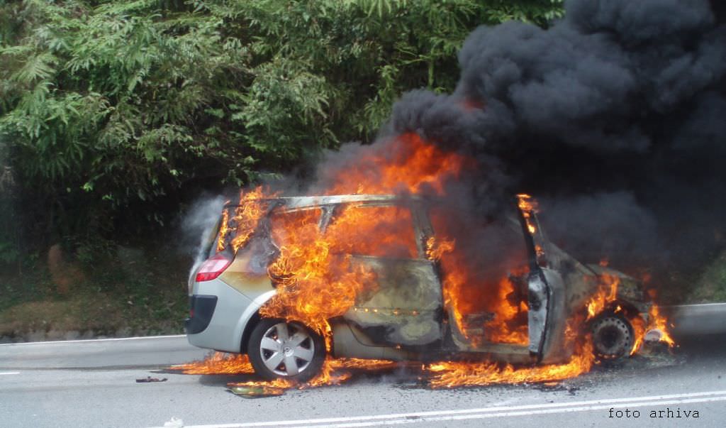 mașină în flăcări la ieșire din sibiu