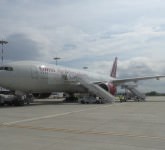 video și foto exclusiv din și cu boeing-ul 777 aterizat la sibiu. unde a mai zburat și câți ani are aeronava!
