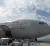 video și foto exclusiv din și cu boeing-ul 777 aterizat la sibiu. unde a mai zburat și câți ani are aeronava!