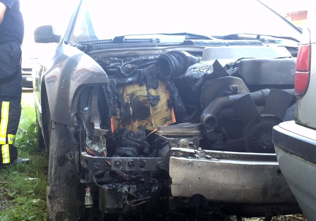 video foto mașină incendiată pe strada castorului la sibiu