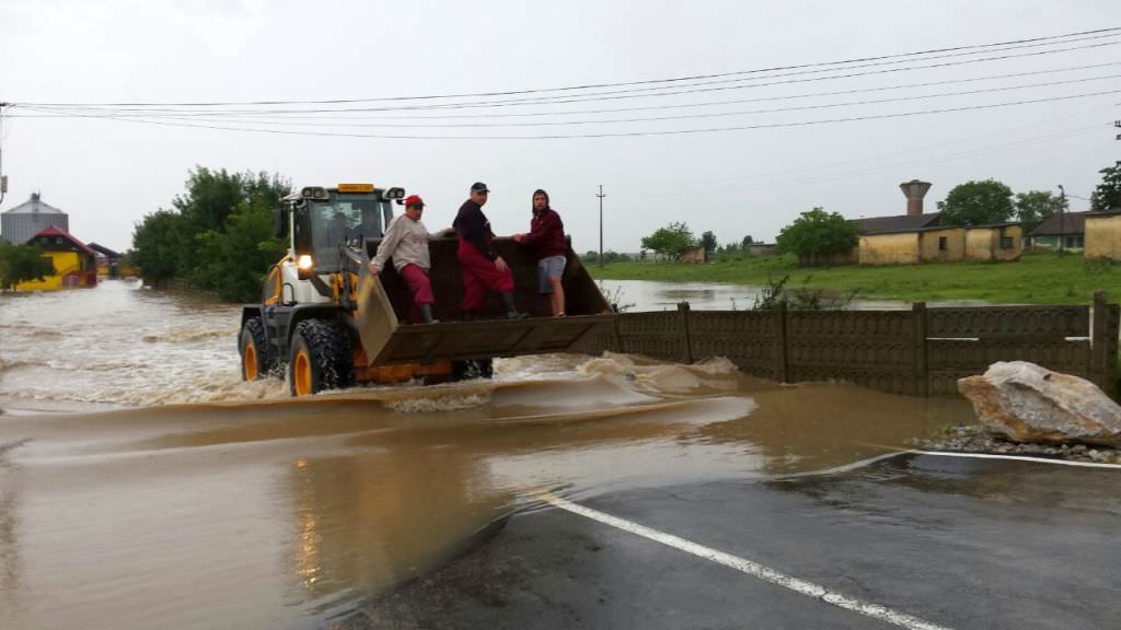 atenție - apa a acoperit carosabillul pe mai multe drumuri din județul sibiu. iată lista!