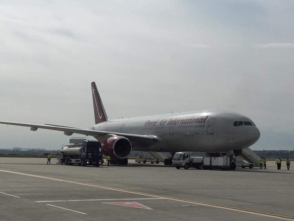 video si foto: primul avion boeing 777 a aterizat la sibiu
