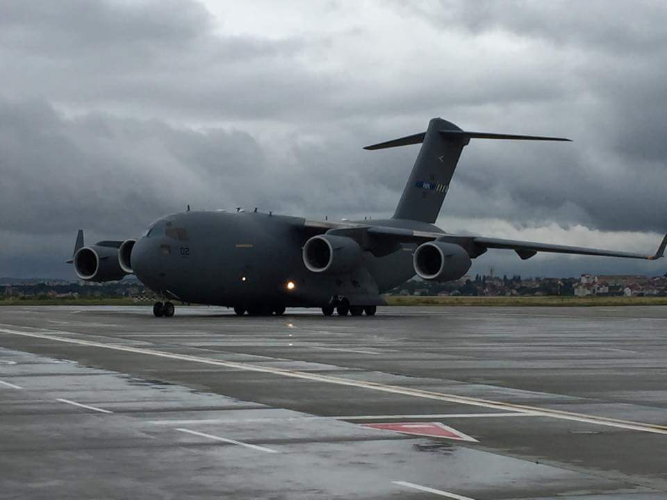 VIDEO - GIGANTUL Boeing C-17 a aterizat la Sibiu. VEZI ÎNREGISTRAREA SOSIRII ȘI PLECĂRII!