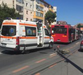 video - foto biciclist lovit de un autobuz în terezian. s-a solicitat ambulanța!