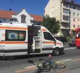 video - foto biciclist lovit de un autobuz în terezian. s-a solicitat ambulanța!