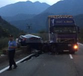 video foto accident grav cu patru victime pe valea oltului. un logan s-a tamponat violent cu un tir!