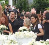 video - foto ultimul drum al lui darius dadoo într-o mare de flori albe. a plâns și cerul la plecarea spre cimitir!