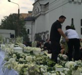 video - foto ultimul drum al lui darius dadoo într-o mare de flori albe. a plâns și cerul la plecarea spre cimitir!