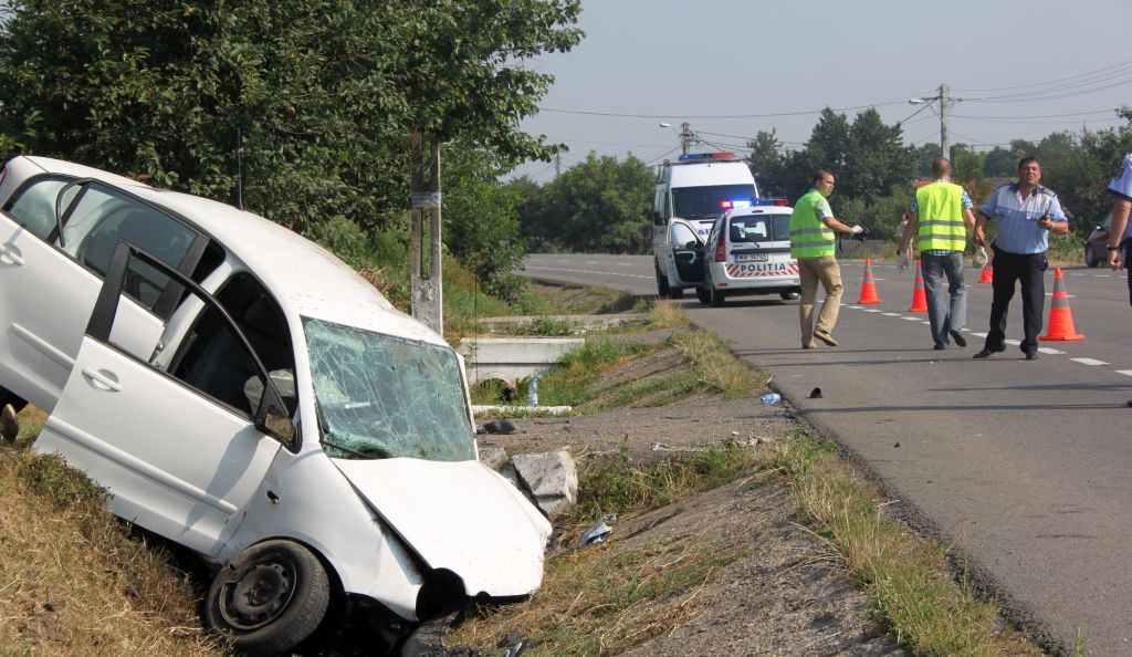 ACCIDENT DE COȘMAR – A intrat într-un cap de pod din cauza unei viespi pe DN1