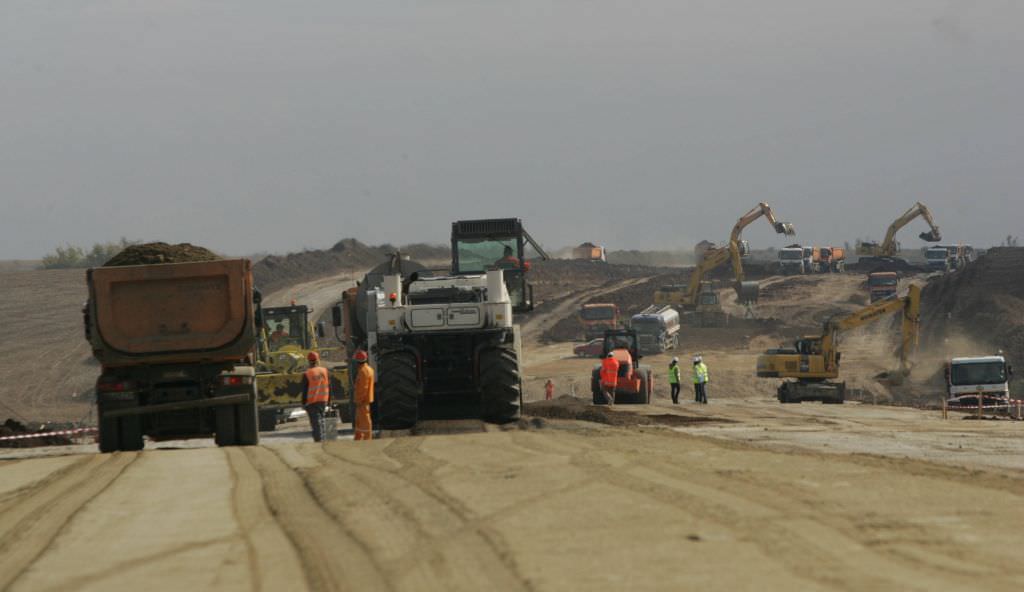 statul mai ”îngroapă” încă trei milioane de euro în proiectul autostrăzii sibiu – pitești