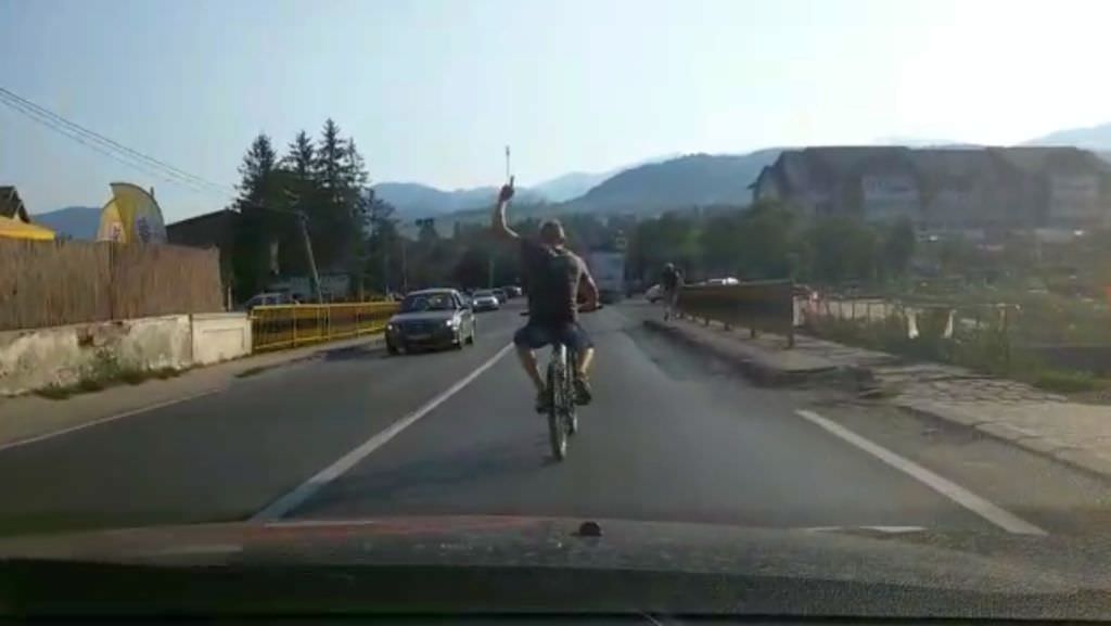 video - biciclist kamikaze pe dn7. mergea pe contrasens, depășea mașini și făcea semne obscene!