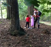 foto – parcul sub arini curățat bec de mame și copii din sibiu