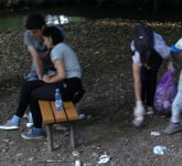 foto – parcul sub arini curățat bec de mame și copii din sibiu
