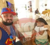 Fetiţa lui Superman de Sibiu a văzut pentru prima oară marea. Cine a făcut acest gest pentru ea