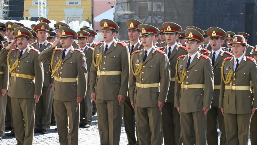 absolvenții academiei forțelor terestre devin ofițeri în piața mare