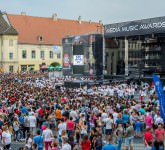 VIDEO FOTO – Carmen Iohannis mai solicitată la fotografii decât vedetele de la MMA. Atmosferă de vis în Piața Mare!