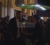 video foto – carmen iohannis mai solicitată la fotografii decât vedetele de la mma. atmosferă de vis în piața mare!