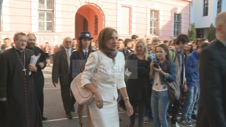 video foto carmen iohannis primită cu flori la ”lazăr”. și-a făcut selfie cu elevii!