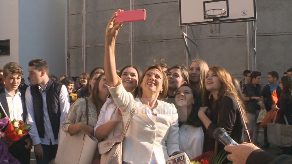 video foto carmen iohannis primită cu flori la ”lazăr”. și-a făcut selfie cu elevii!