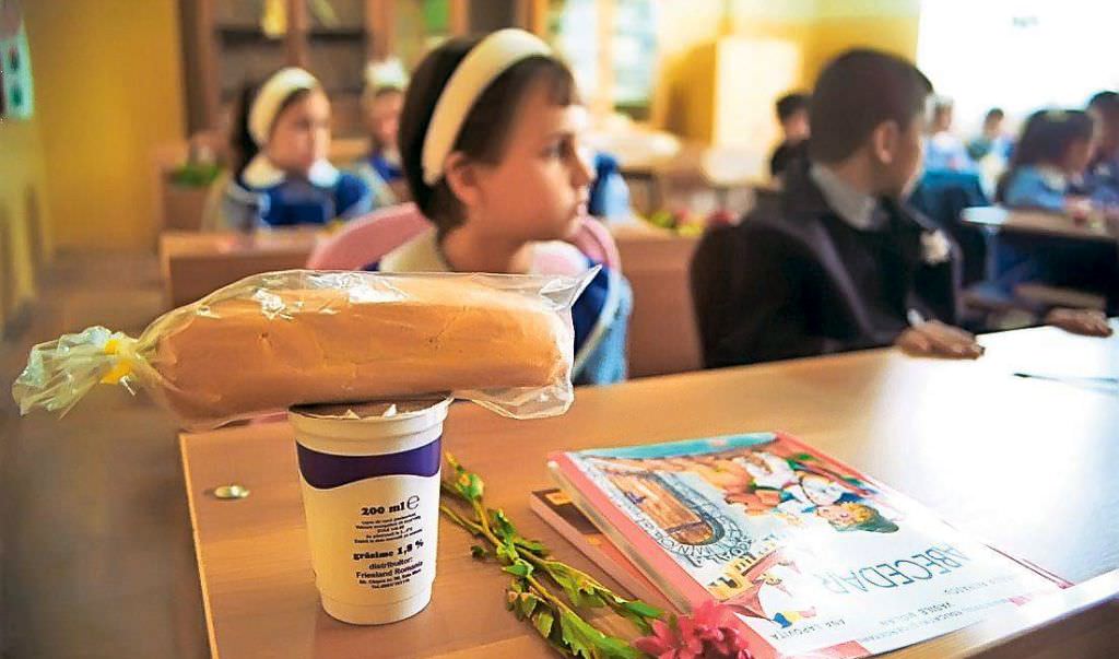 în sfârșit elevii sibieni primesc lapte, corn și mere la școală