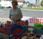 VIDEO FOTO – Piața Țărănească de la Sibiu, a împlinit trei ani. Ce găsim aici de vânzare!