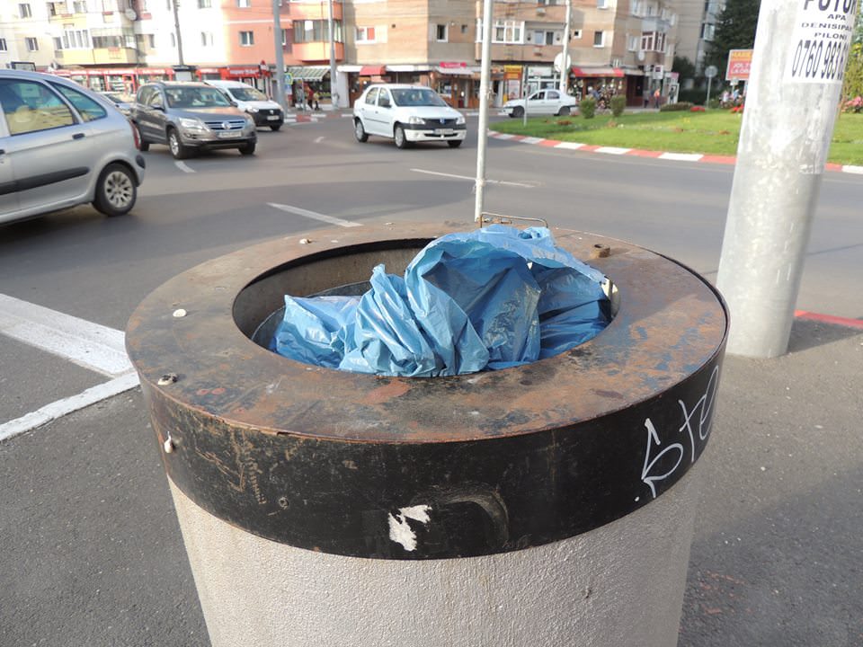 primăria face apel la sibieni: „vă rugăm nu aruncați deșeurile menajere în coșurile de gunoi stradale!”